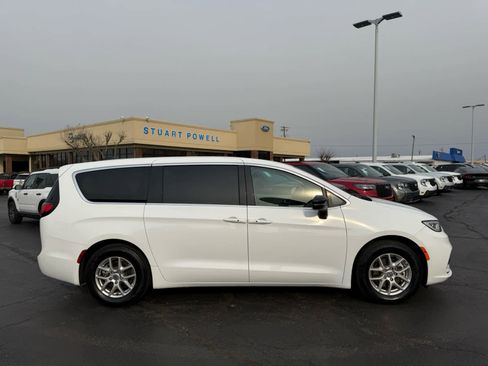 Used 2024 Chrysler Pacifica Touring-L image 20