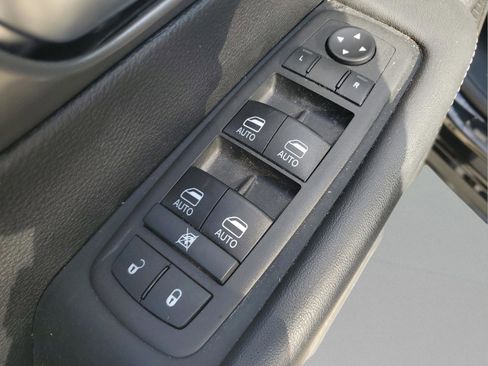Used 2025 Chrysler Pacifica Select FWD image 13