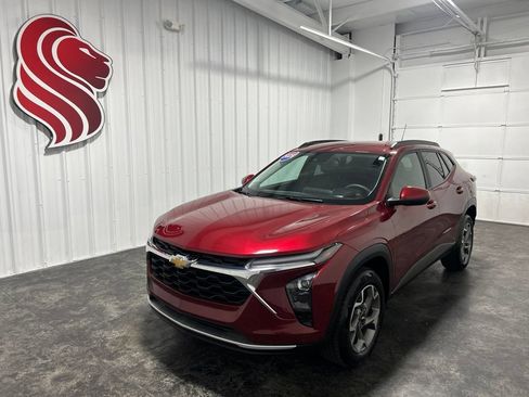Used 2025 Chevrolet Trax LT FWD image 1