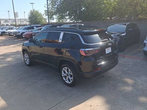 Used 2025 Jeep Compass Latitude w/ Sun & Sound Group AWD/4WD image 8