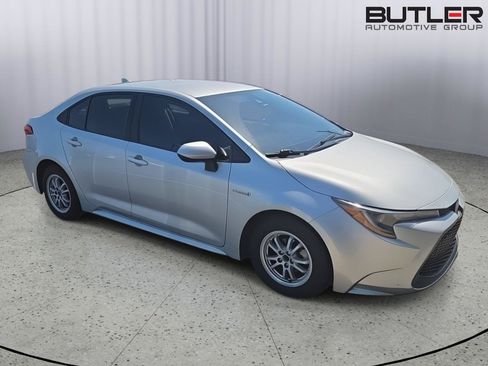 Used 2020 Toyota Corolla LE FWD image 2