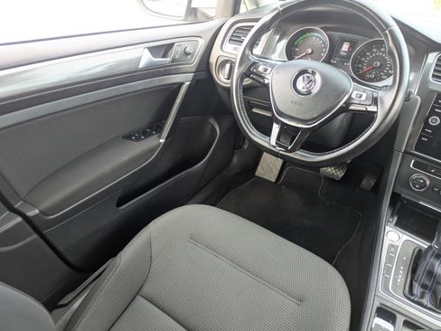 Used 2017 Volkswagen e-Golf SE image 17