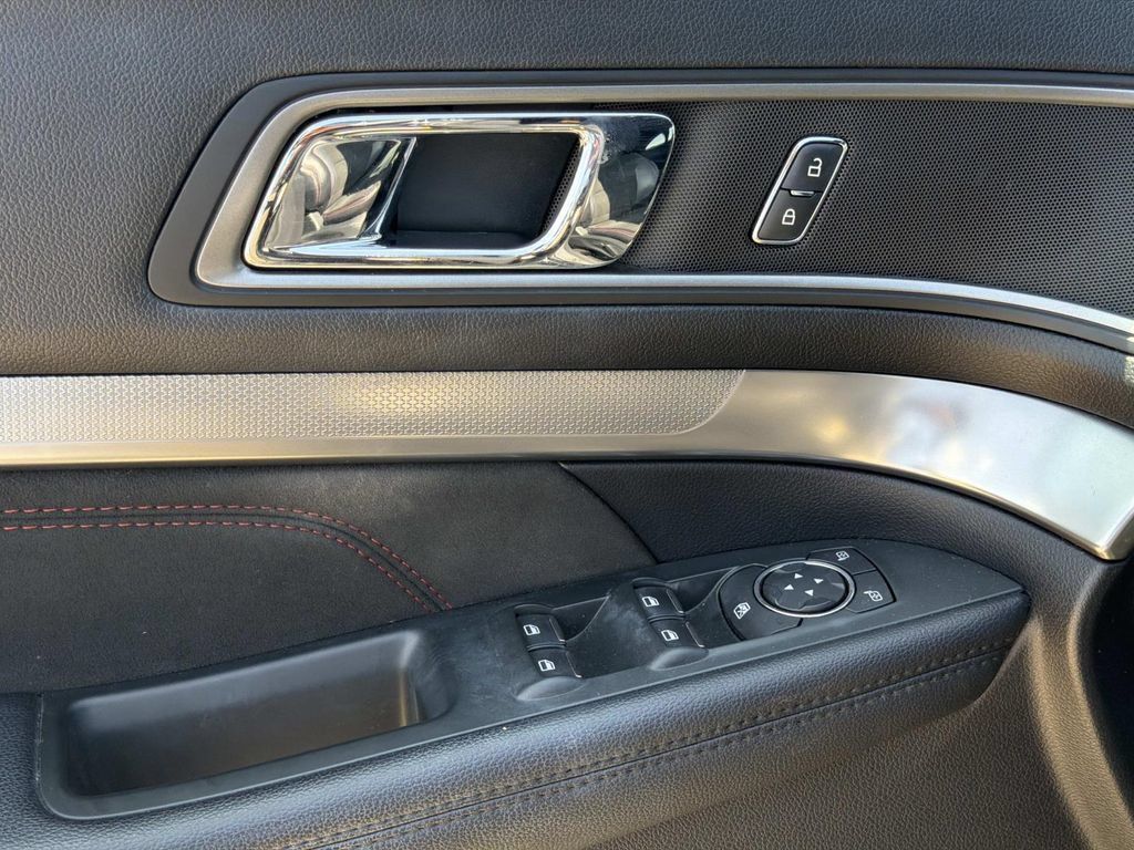 Certified 2019 Ford Explorer XLT w/ Equipment Group 202A FWD image 23