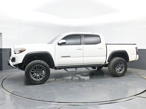 Used 2019 Toyota Tacoma TRD Off-Road w/ Technology Package AWD/4WD image 11