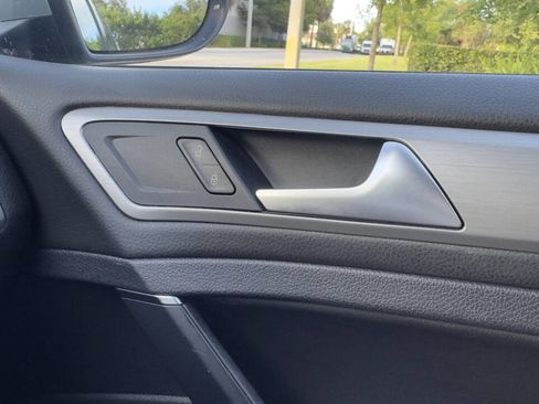 Used 2015 Volkswagen Golf S image 31