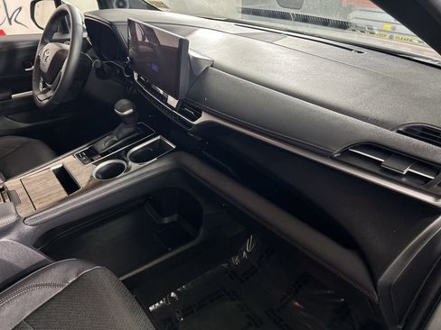Used 2025 Toyota Sienna Limited image 28