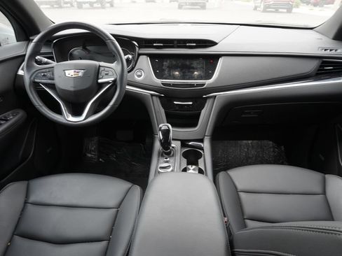 Certified 2025 Cadillac XT6 Luxury FWD image 8