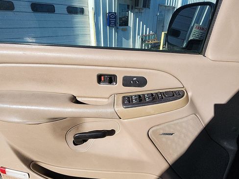 Used 2004 Chevrolet Suburban LS w/ Preferred Equipment Group image 15