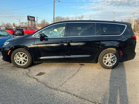 Used 2025 Chrysler Pacifica Select image 8