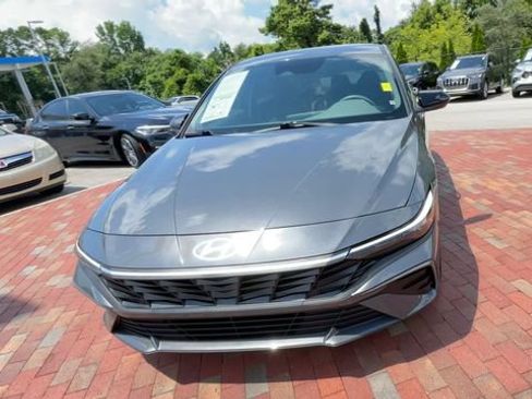 Used 2025 Hyundai Elantra Sport FWD image 4