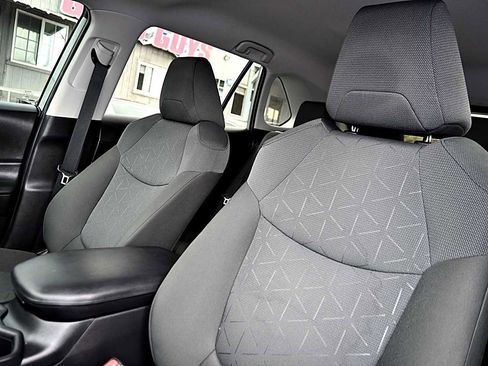 Used 2022 Toyota RAV4 XLE FWD image 17