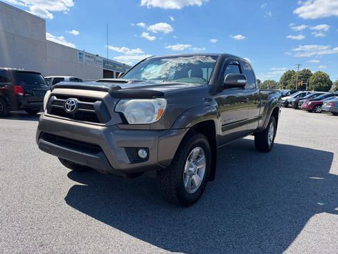 Used 2014 Toyota Tacoma 4x4 Access Cab V6 w/ TRD Sport Package image 4