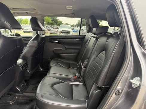 Used 2023 Toyota Highlander XLE AWD/4WD image 28