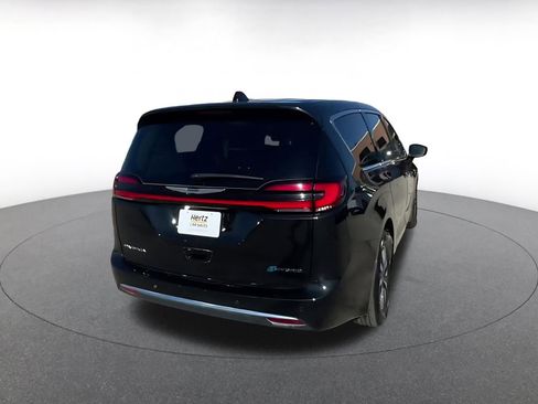 Used 2023 Chrysler Pacifica Touring-L image 14