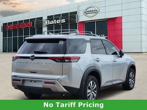 Used 2025 Nissan Pathfinder SL FWD image 4