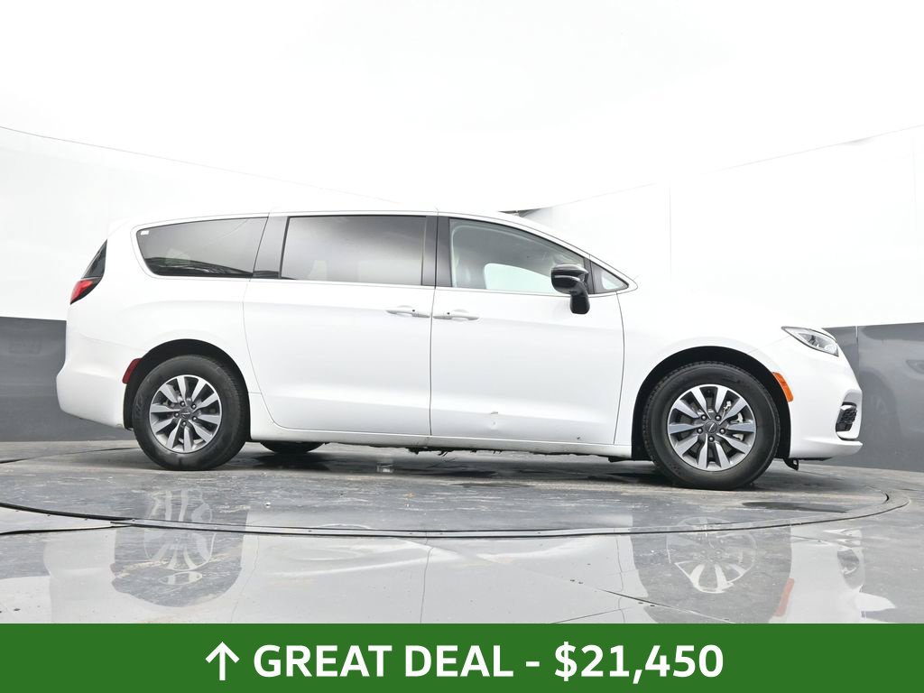 Used 2024 Chrysler Pacifica Limited FWD image 26