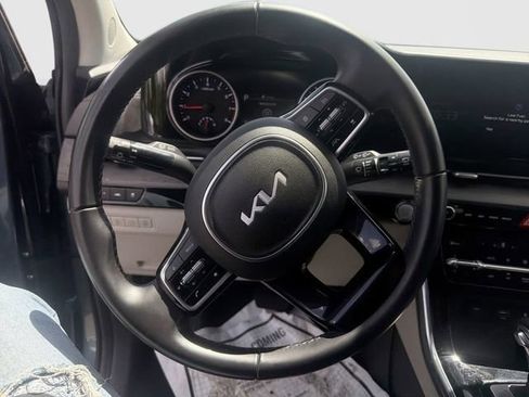 Used 2023 Kia Carnival EX FWD image 18