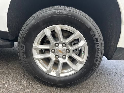 Used 2025 Chevrolet Suburban LT RWD image 27