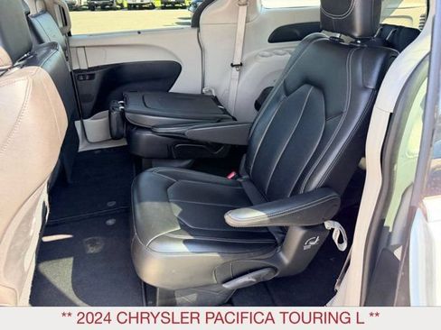 Certified 2024 Chrysler Pacifica Touring-L FWD image 16