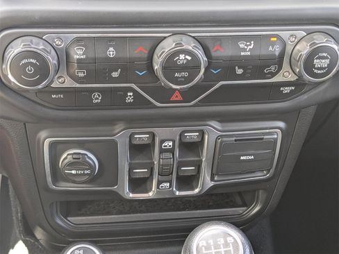 Used 2018 Jeep Wrangler Unlimited Sahara image 24