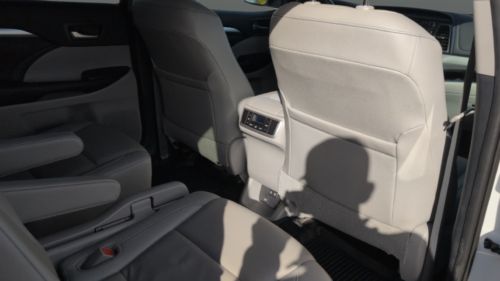 Used 2019 Toyota Highlander XLE AWD/4WD image 25