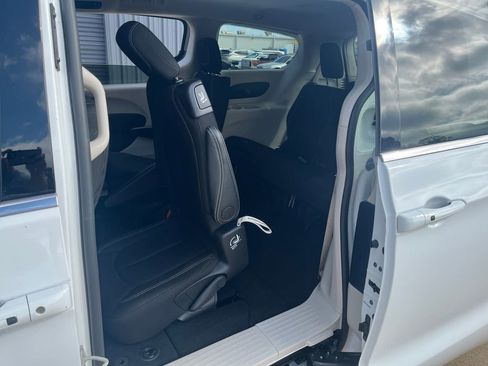 Used 2024 Chrysler Voyager LX image 32