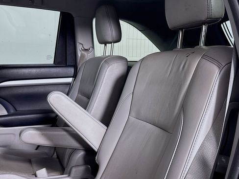 Used 2019 Toyota Highlander XLE AWD/4WD image 12