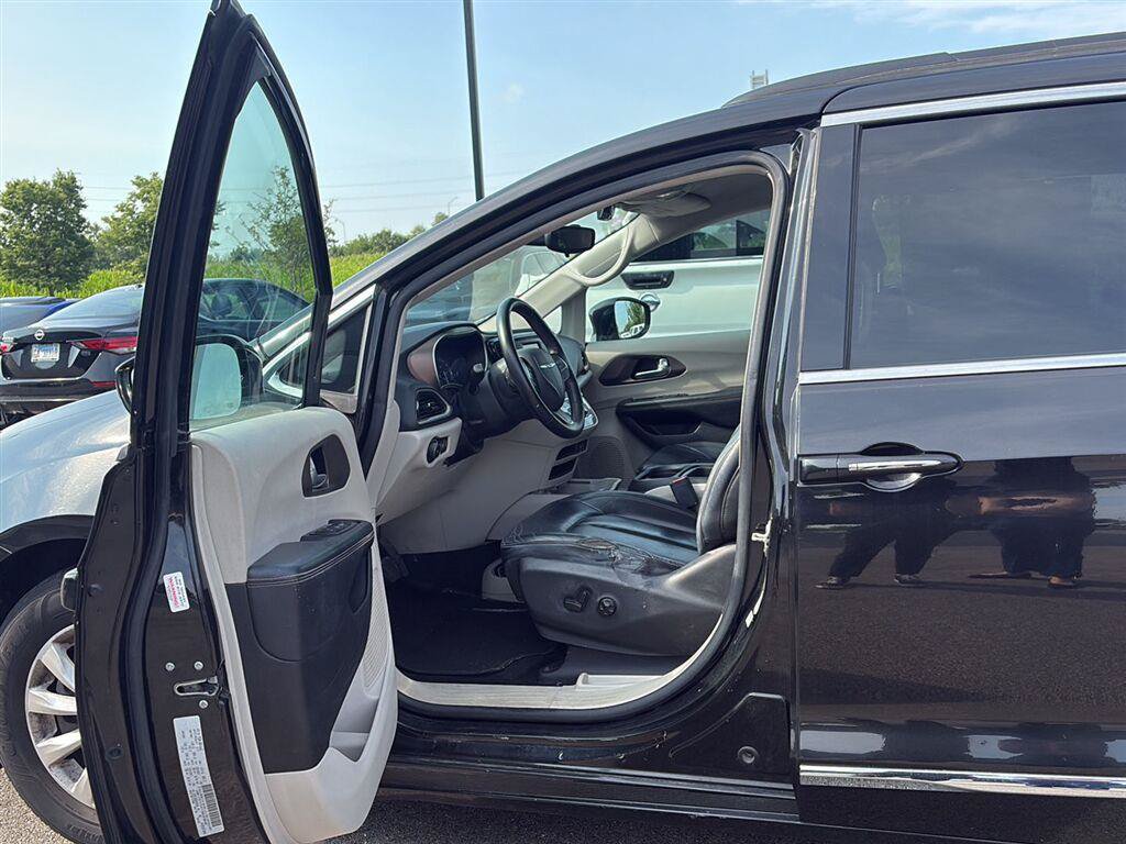 Used 2017 Chrysler Pacifica Touring-L FWD image 10
