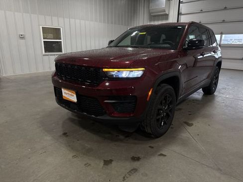 Used 2025 Jeep Grand Cherokee Altitude AWD/4WD image 4