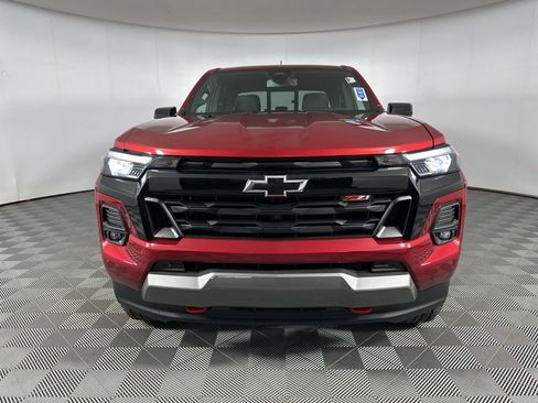 Used 2025 Chevrolet Colorado Z71 w/ Technology Package AWD/4WD image 2