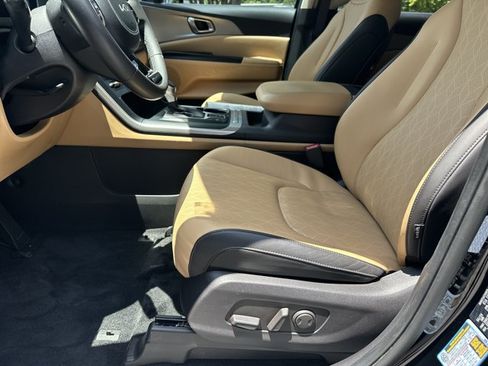 Certified 2024 Kia Carnival LX FWD image 10