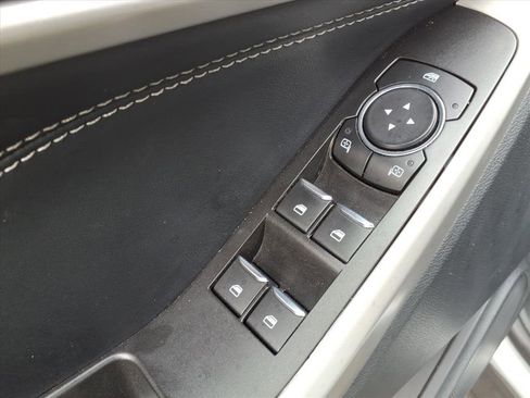 Used 2022 Ford Explorer XLT w/ Equipment Group 202A image 13