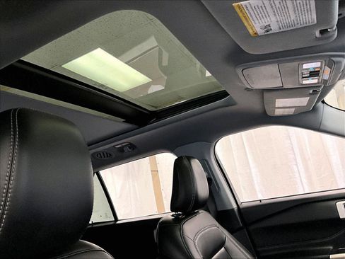 Used 2022 Ford Explorer XLT w/ Equipment Group 202A image 21