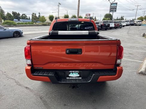 Used 2017 Toyota Tacoma TRD Sport w/ Tow Package AWD/4WD image 5