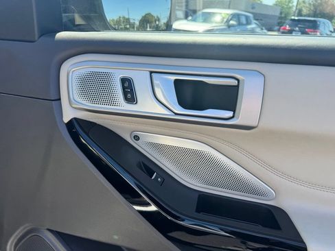 Certified 2023 Ford Explorer Platinum w/ Technology Package AWD/4WD image 17