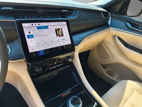 Used 2024 Jeep Grand Cherokee L Limited w/ Black Appearance Package image 21