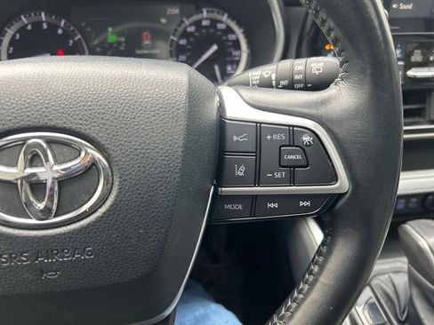 Used 2022 Toyota Highlander XLE image 24