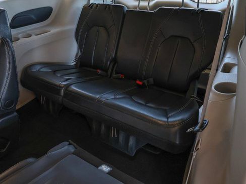 Used 2022 Chrysler Pacifica Touring-L FWD image 30