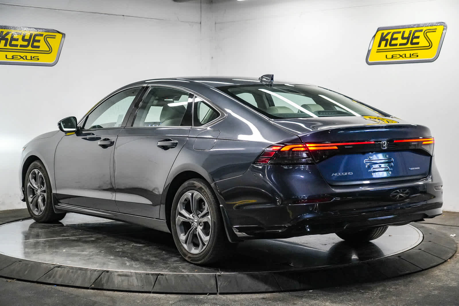 Used 2023 Honda Accord EX-L image 4