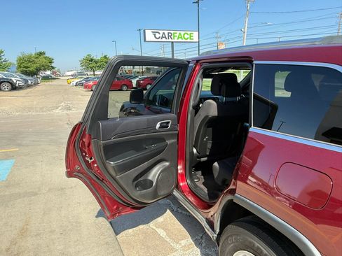 Used 2019 Jeep Grand Cherokee Laredo AWD/4WD image 17