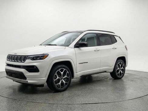 Used 2025 Jeep Compass Limited image 3