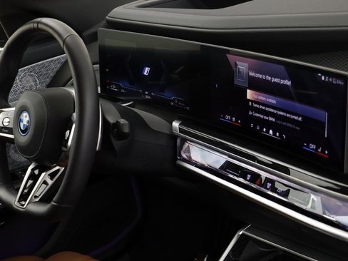 Certified 2025 BMW 750e xDrive w/ Executive Package image 21