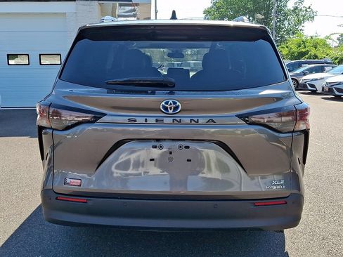 Certified 2024 Toyota Sienna XLE FWD image 5
