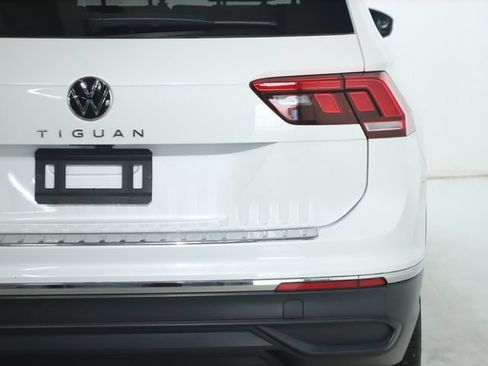 Used 2023 Volkswagen Tiguan SE w/ Panoramic Sunroof Package FWD image 46