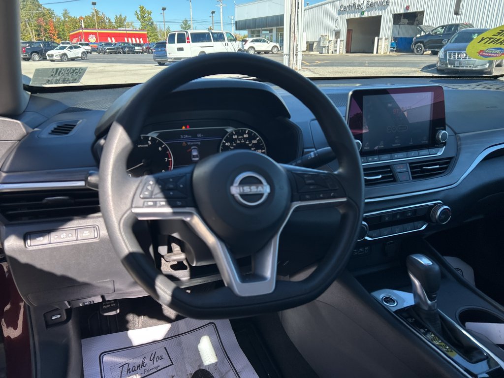 Used 2025 Nissan Altima 2.5 SV FWD image 13