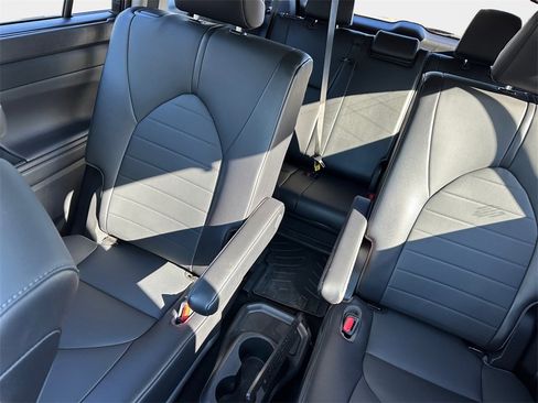 Used 2021 Toyota Highlander XLE image 9