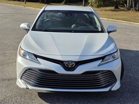 Used 2019 Toyota Camry XLE image 2