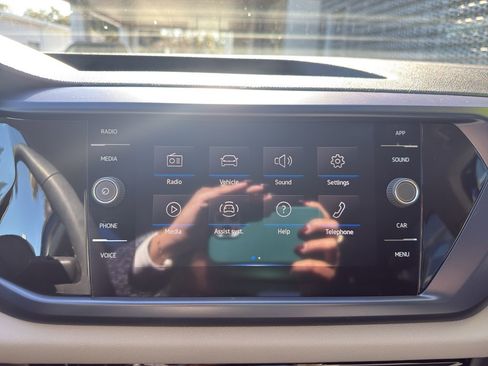 Used 2022 Volkswagen Taos SE w/ Driver Assistance Package image 18