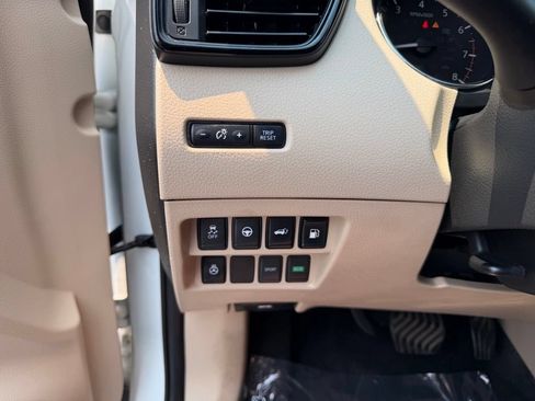Used 2020 Nissan Rogue SV w/ Premium Package FWD image 3