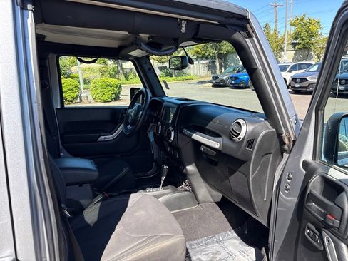 Used 2018 Jeep Wrangler Unlimited Sahara AWD/4WD image 23